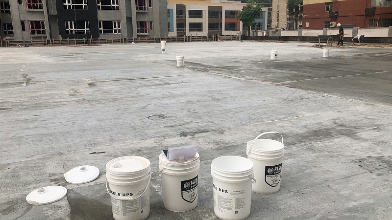 圖4 屋面結(jié)構(gòu)完成后及時噴涂DPS 圖4 屋面結(jié)構(gòu)完成后及時噴涂DPS