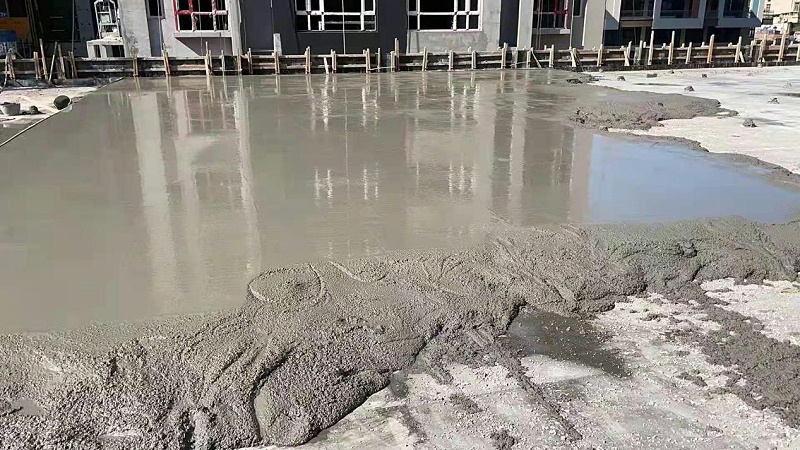 圖5 C15內(nèi)摻無機納米抗裂防滲劑找坡 圖5 C15內(nèi)摻無機納米抗裂防滲劑找坡